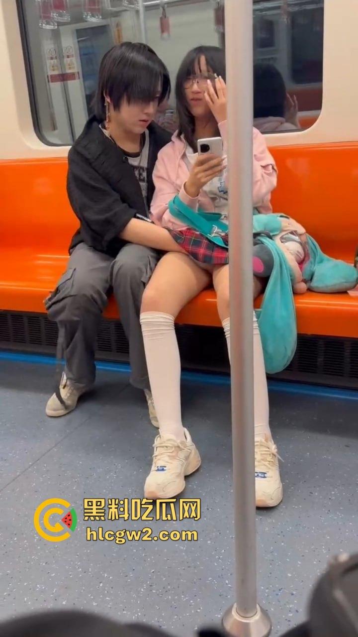 上海地铁上亚文化小伙伸手进女友内裤抠逼,眼镜妹在男友抖腿抠逼下丝毫不慌,刷微博轻松应对周围人围观!-6