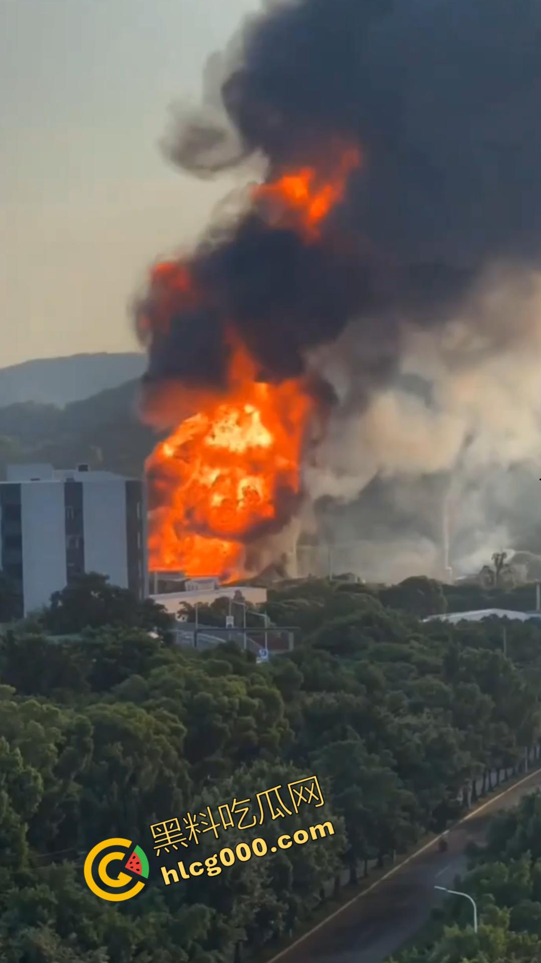 厦门海沧区发生重大火灾!从白天烧到晚上,画面震憾堪比导弹爆炸,蘑菇云不断冒出,惹得人心惶惶-2