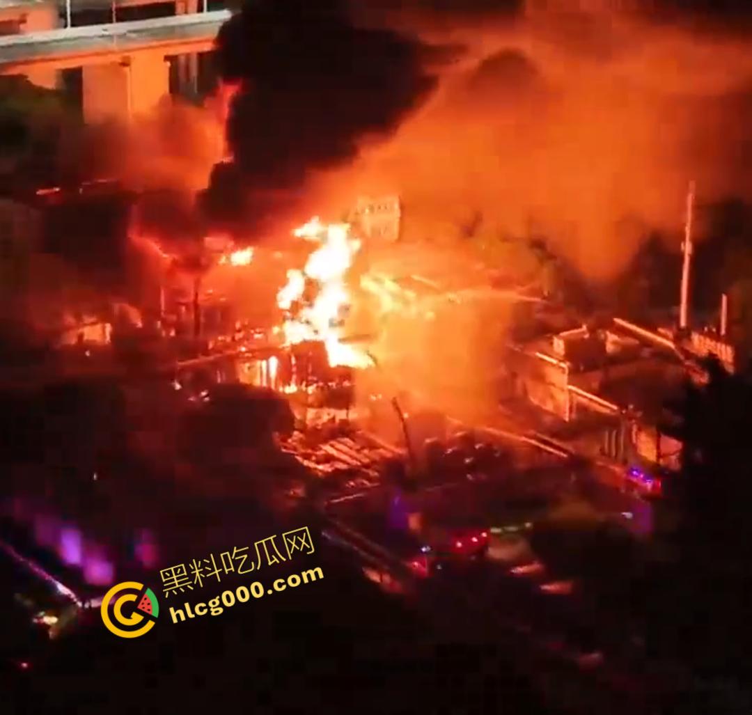 厦门海沧区发生重大火灾!从白天烧到晚上,画面震憾堪比导弹爆炸,蘑菇云不断冒出,惹得人心惶惶-4