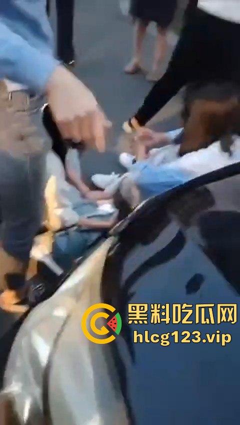 小仙女还敢躺车前?男子一脚油门5000转,送你回天上,这碾压得跟异形一样!-1