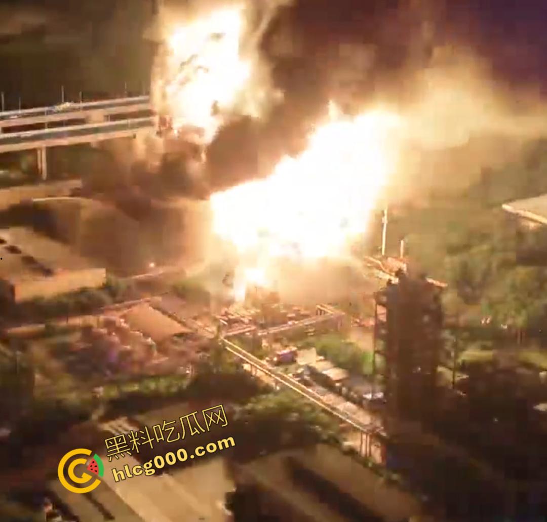 厦门海沧区发生重大火灾!从白天烧到晚上,画面震憾堪比导弹爆炸,蘑菇云不断冒出,惹得人心惶惶-6
