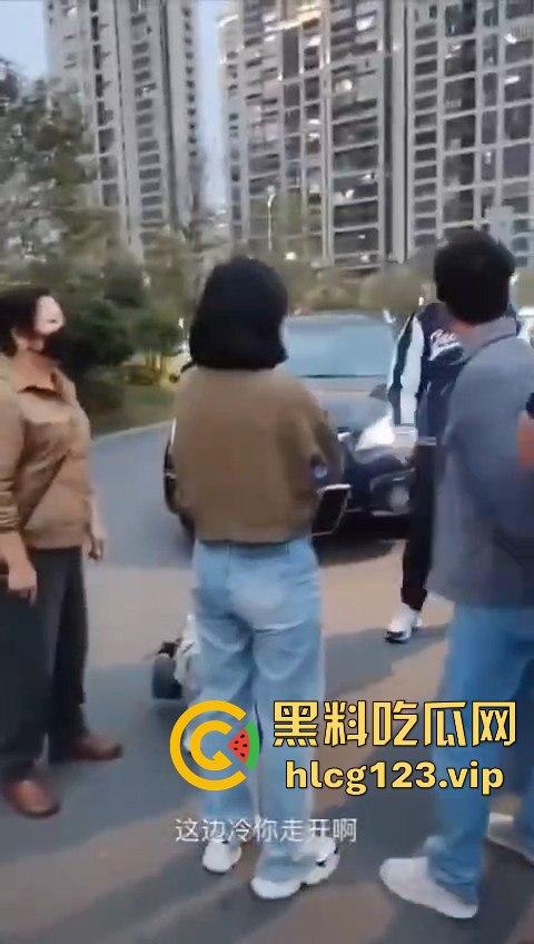 小仙女还敢躺车前?男子一脚油门5000转,送你回天上,这碾压得跟异形一样!-7