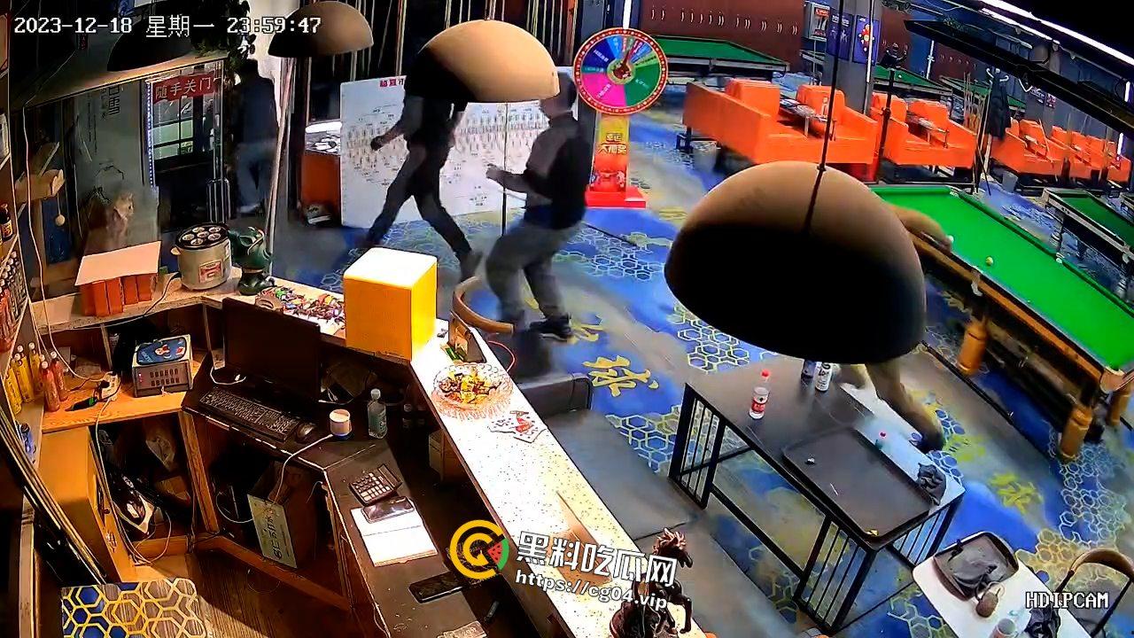 热瓜速递!北京时间12月18日23时59分,甘肃临夏州积石山县发生6.2级地震,震源深度10公里。截至目前,地震已造成甘肃100人死亡、青海11人死亡-3