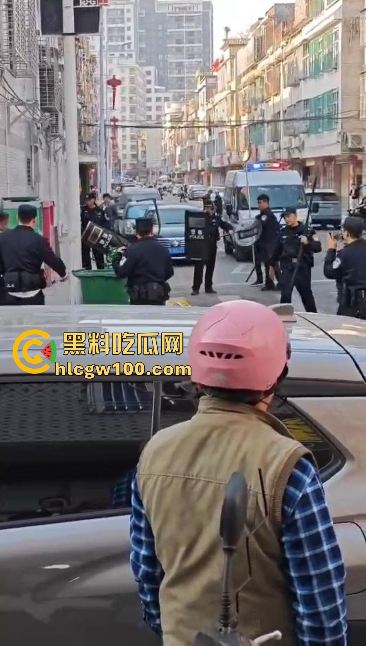 揭阳揭西持刀男子街头闹事，被警察堵墙角带走，快过年了非要进去蹭皇粮！-7