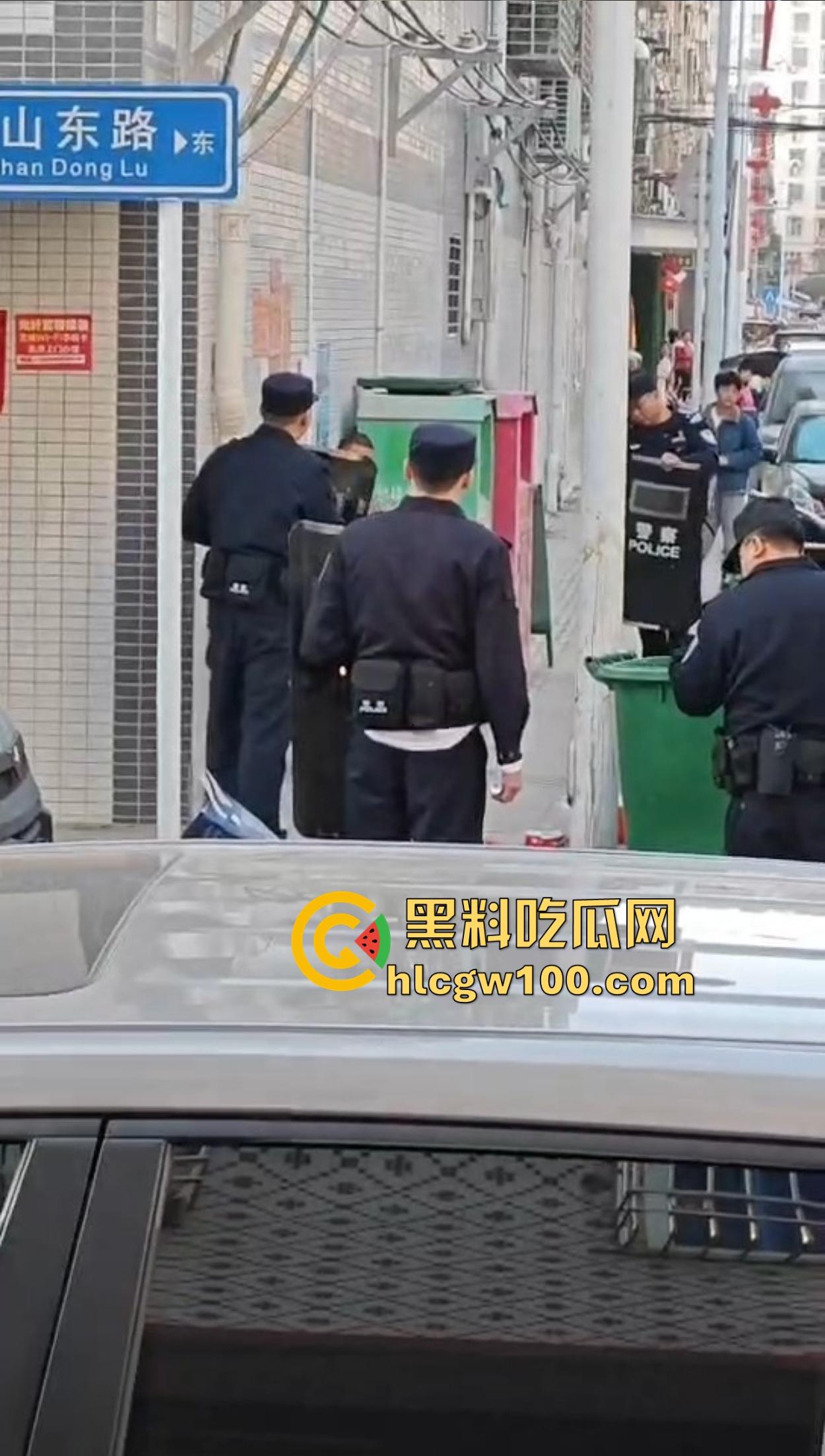 揭阳揭西持刀男子街头闹事，被警察堵墙角带走，快过年了非要进去蹭皇粮！-8