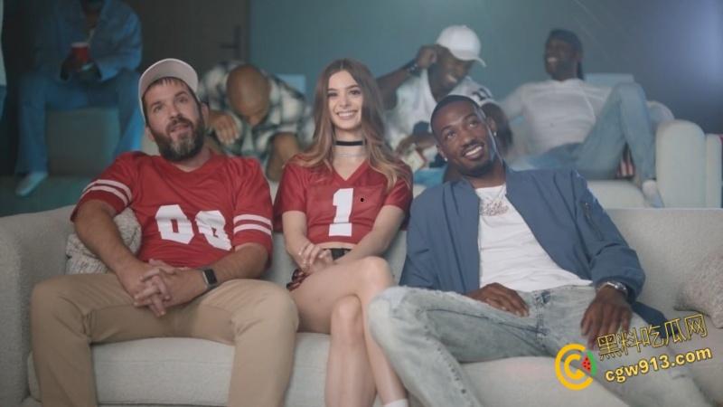 美国高颜值艳星【莫莉·利特尔】,金发尤物与6个黑人群P,白虎嫩穴被大黑屌猛插,排队轮交疯狂内射 !-1