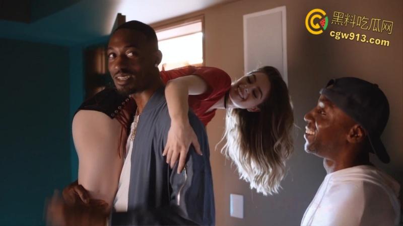 美国高颜值艳星【莫莉·利特尔】,金发尤物与6个黑人群P,白虎嫩穴被大黑屌猛插,排队轮交疯狂内射 !-2