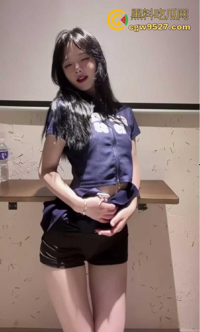 抖音擦边网红【梁柳】定制裸舞曝光,颜值爆表,身材纤细如柳,在镜头前褪去清纯外衣,赤裸展现曼妙舞姿!-7