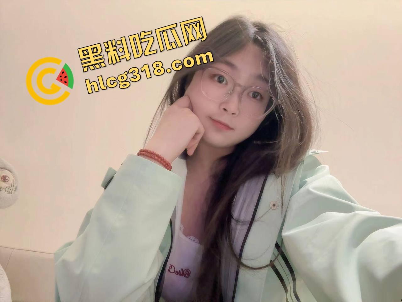 电梯春潮涌动,男女上楼全程互撩,男的手法老道全程开摸,解开发型就是解锁原始本能!-1