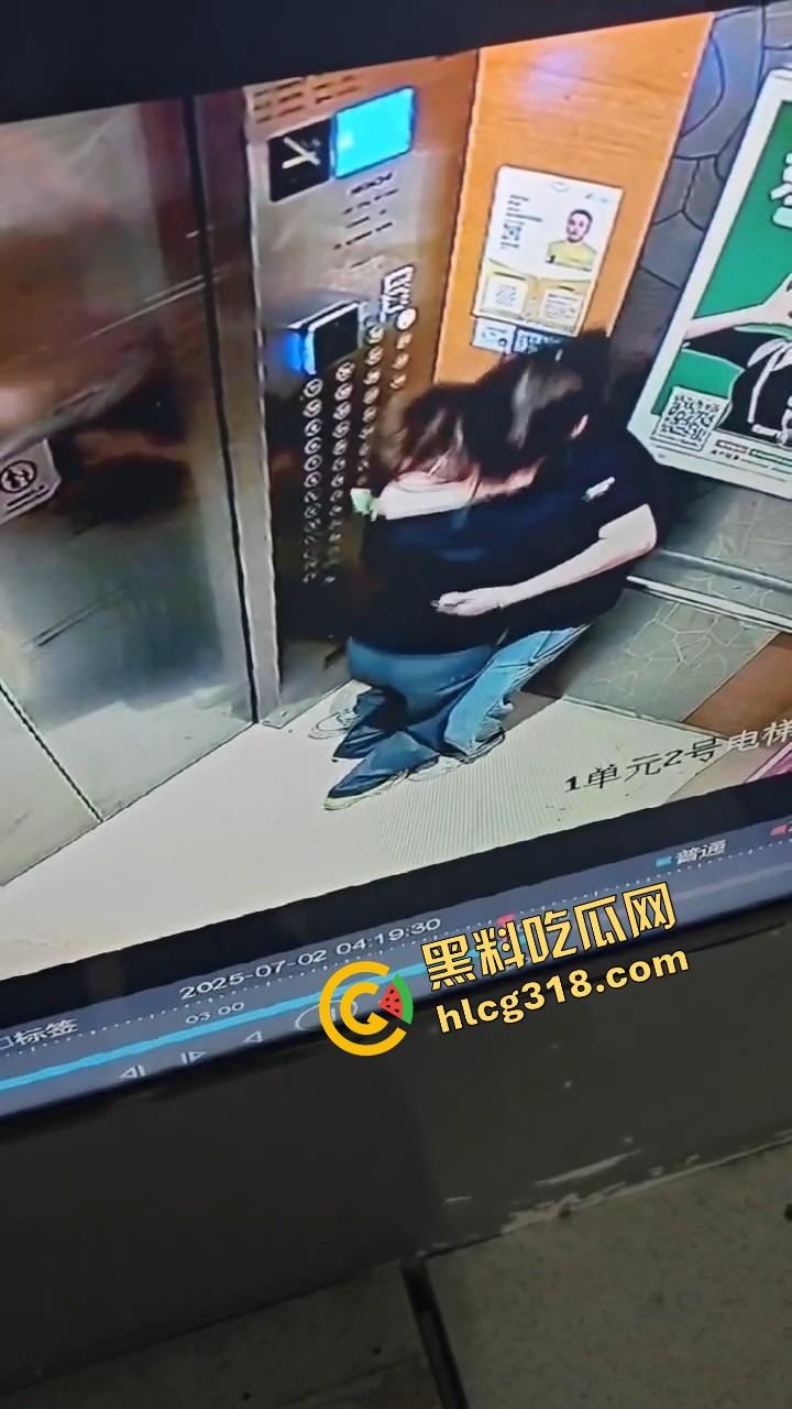 电梯春潮涌动,男女上楼全程互撩,男的手法老道全程开摸,解开发型就是解锁原始本能!-6