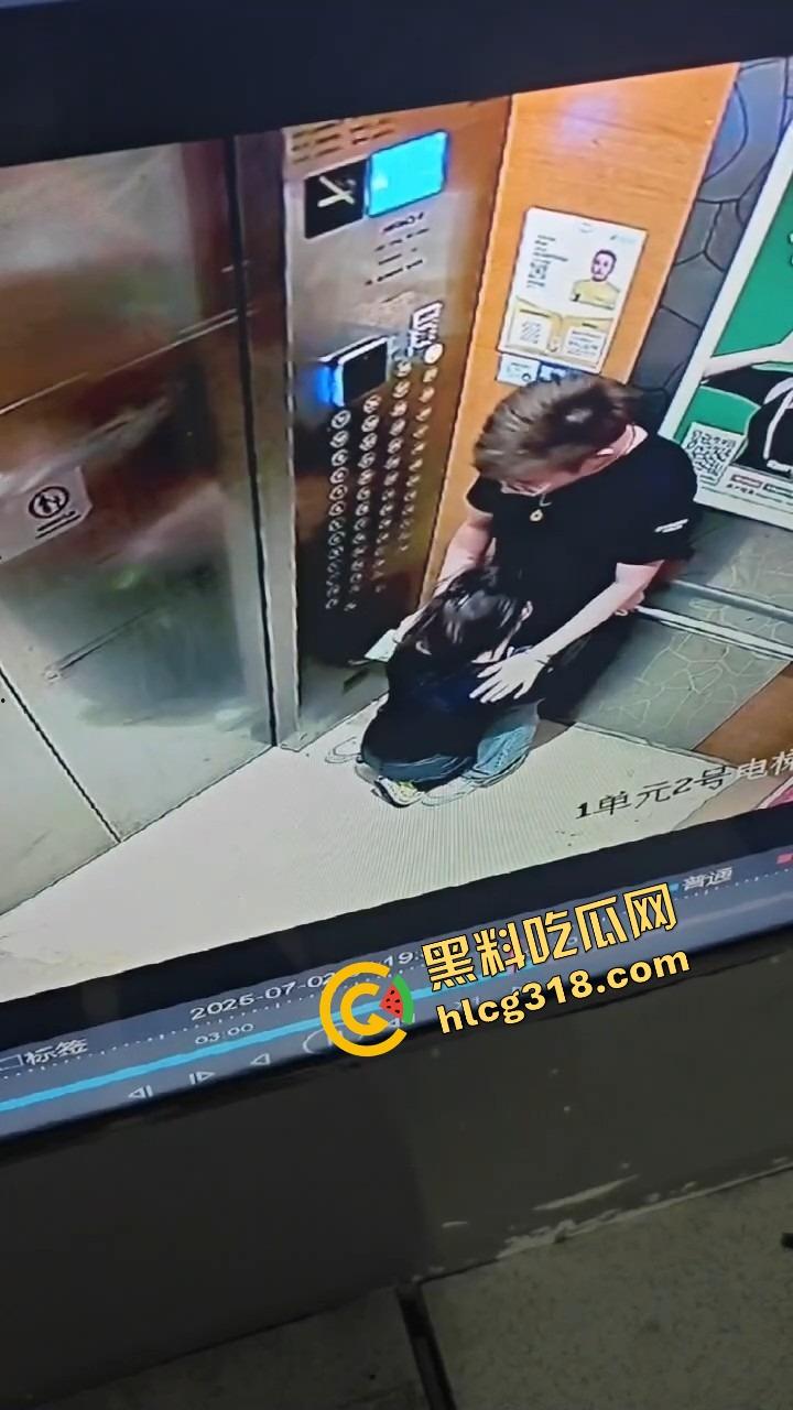 电梯春潮涌动,男女上楼全程互撩,男的手法老道全程开摸,解开发型就是解锁原始本能!-7