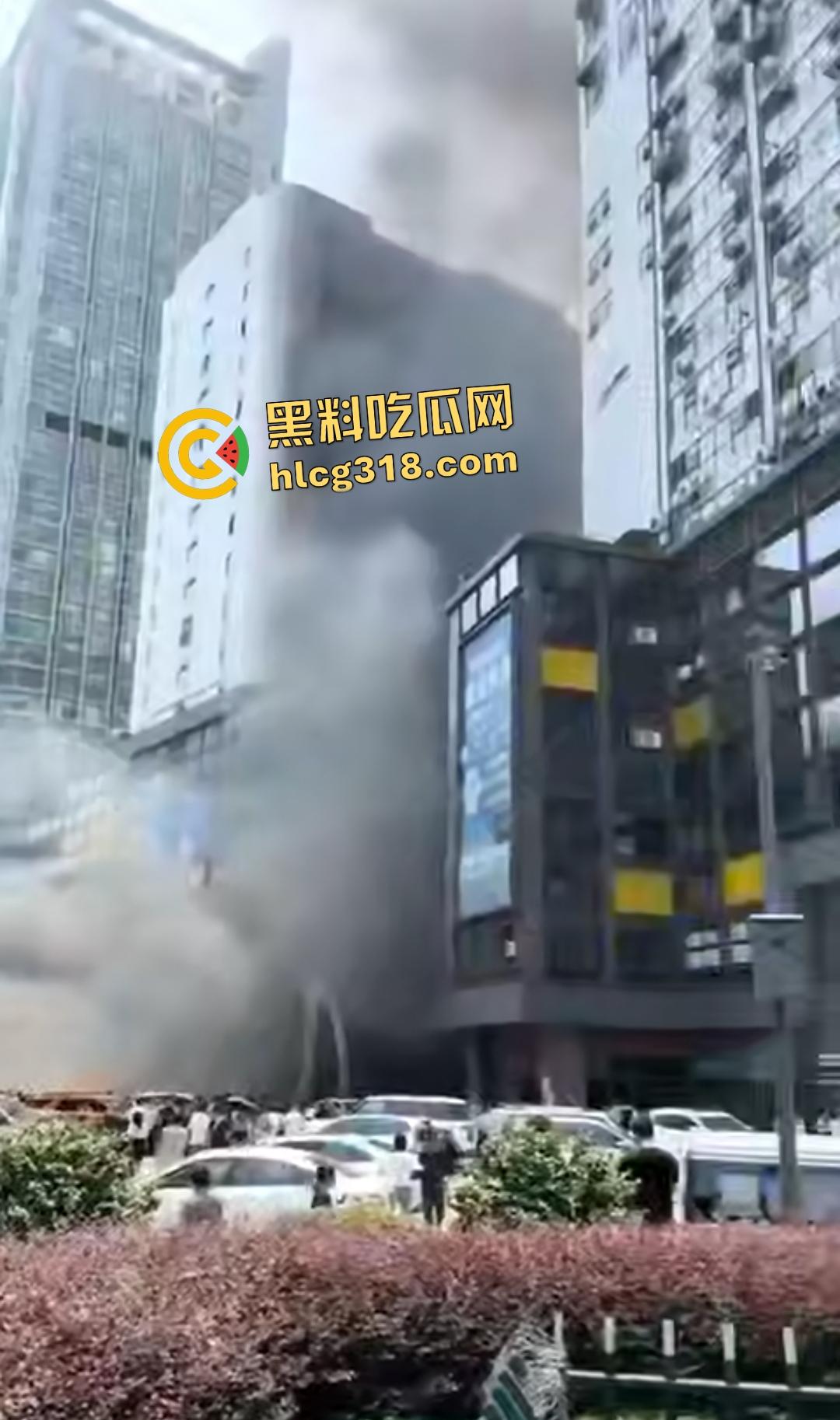 重庆九龙坡摩托车停放点炸翻天!熊孩子鞭炮炸油箱引发大火,火海吞百车!-6