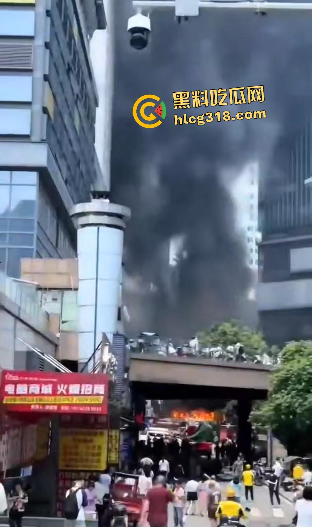 重庆九龙坡摩托车停放点炸翻天!熊孩子鞭炮炸油箱引发大火,火海吞百车!-8