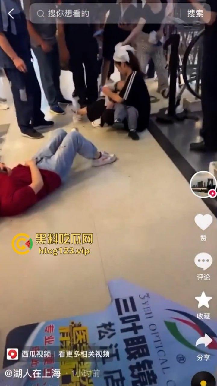 “古有双枪老太婆 现有双刀老太公”上海松江区庙前街沃尔玛商城发生随机砍人事件！目击第一现场！-13