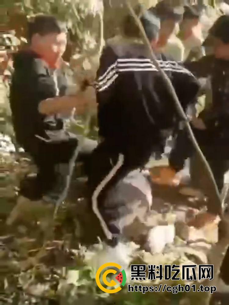 红领巾脖上戴 一言不合就是干 小学生霸凌同班同学 这比大人都狠啊!!-2