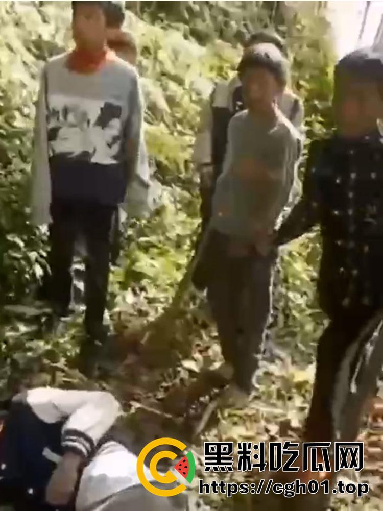 红领巾脖上戴 一言不合就是干 小学生霸凌同班同学 这比大人都狠啊!!-4