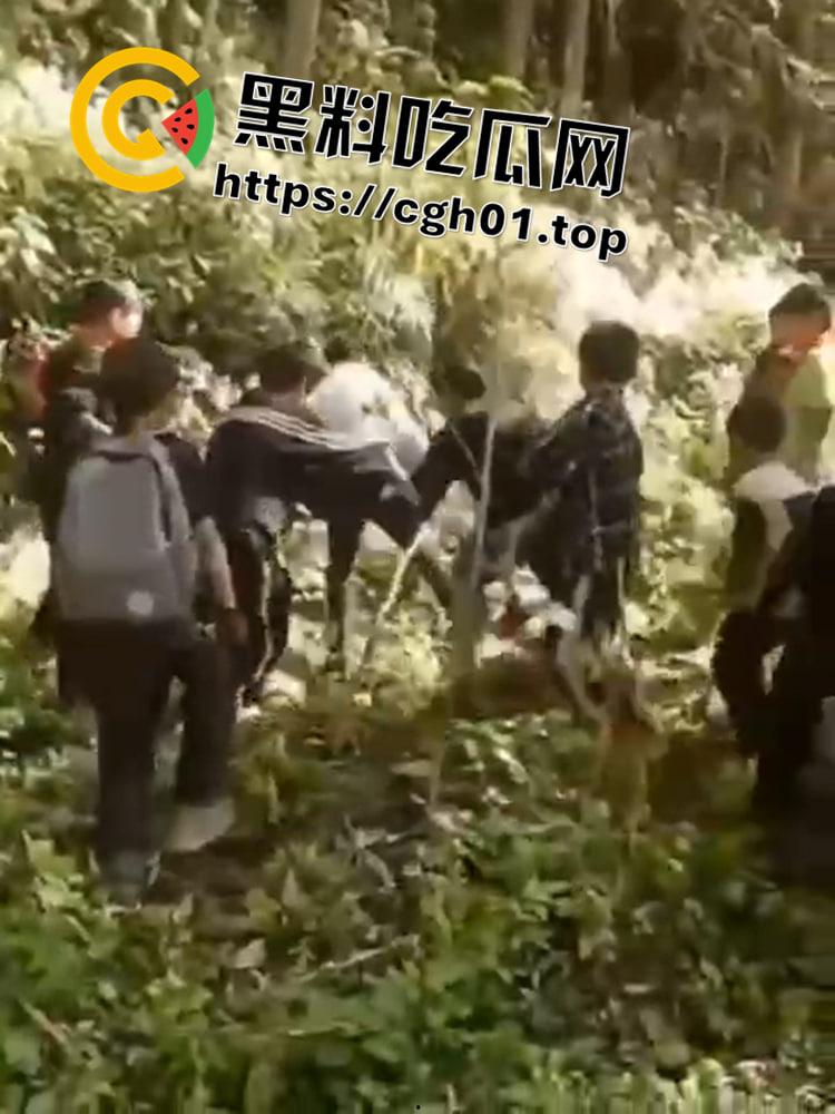 红领巾脖上戴 一言不合就是干 小学生霸凌同班同学 这比大人都狠啊!!-5