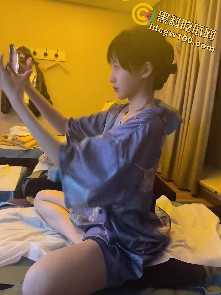 二代哥包养记录,一男配三女有钱真是好,无套后入猛操骚逼,骑脸口爆毫不心疼嘴巴都快被操肿了-6