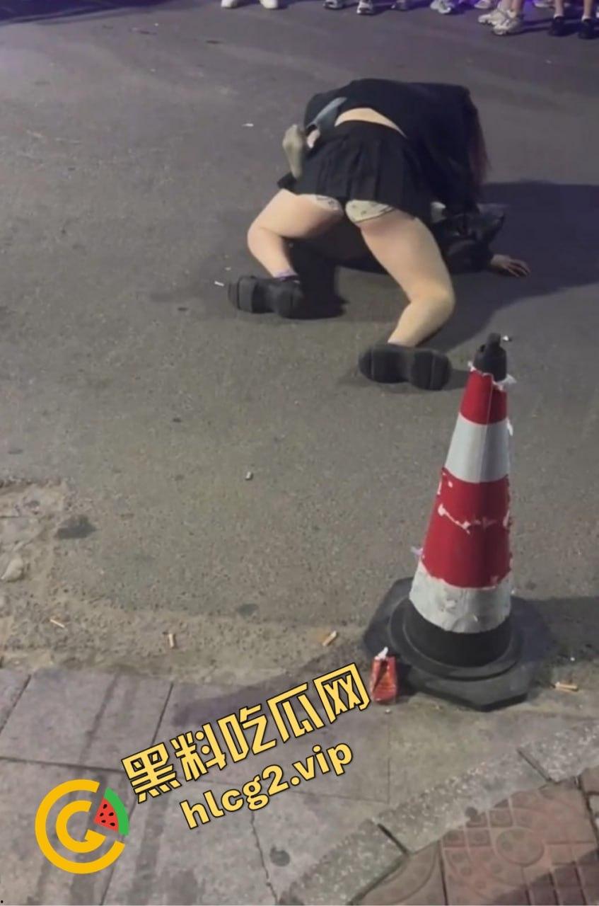 北京工体坦克大战黄毛细狗,全程碾压毫无还手之力,细狗惨被三角绞!-6