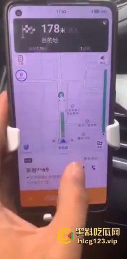 滴滴车里演出活春宫!女乘客后排抠逼,司机吓得连头都不敢回!-2