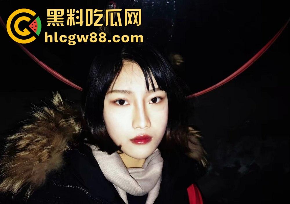 合肥十七中高二嫩妹【鲁艺凡】校外偷腥,穿制服调教跪舔鸡巴,骚洞被无套灌精,黑乳晕还怕怀崽?-1