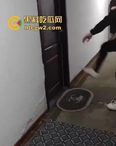 山东沂水婚内出轨女【苗繁荣】与86年大叔捉奸在床,老鸡巴没尝好,直接被贴街头重金求子出轨海报!-7