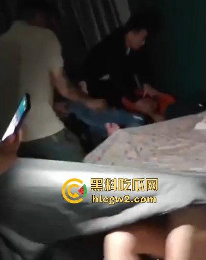 山东沂水婚内出轨女【苗繁荣】与86年大叔捉奸在床,老鸡巴没尝好,直接被贴街头重金求子出轨海报!-11