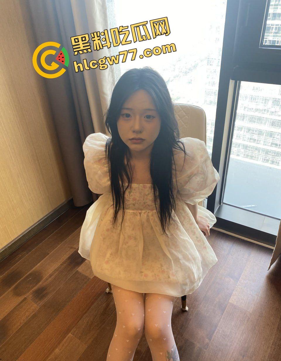 西川艺术学院反差软妹『楚颜颜』被富二代调教成舔精小母狗,昔日房东无套操开,如今主动要被内射!-1