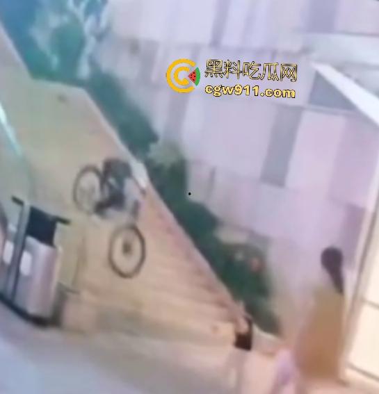 深圳初中生骑自行车,狂飙速降楼梯失控狂撞无辜小孩,头破血流满脸,这回玩大了!-1