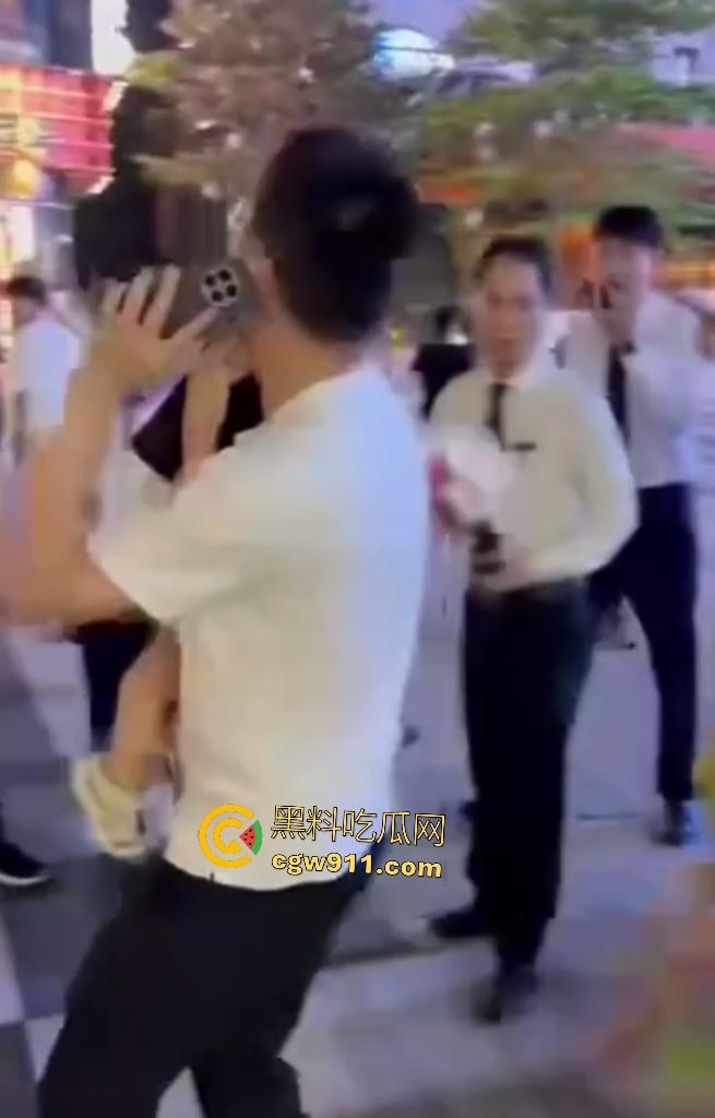 深圳初中生骑自行车,狂飙速降楼梯失控狂撞无辜小孩,头破血流满脸,这回玩大了!-2