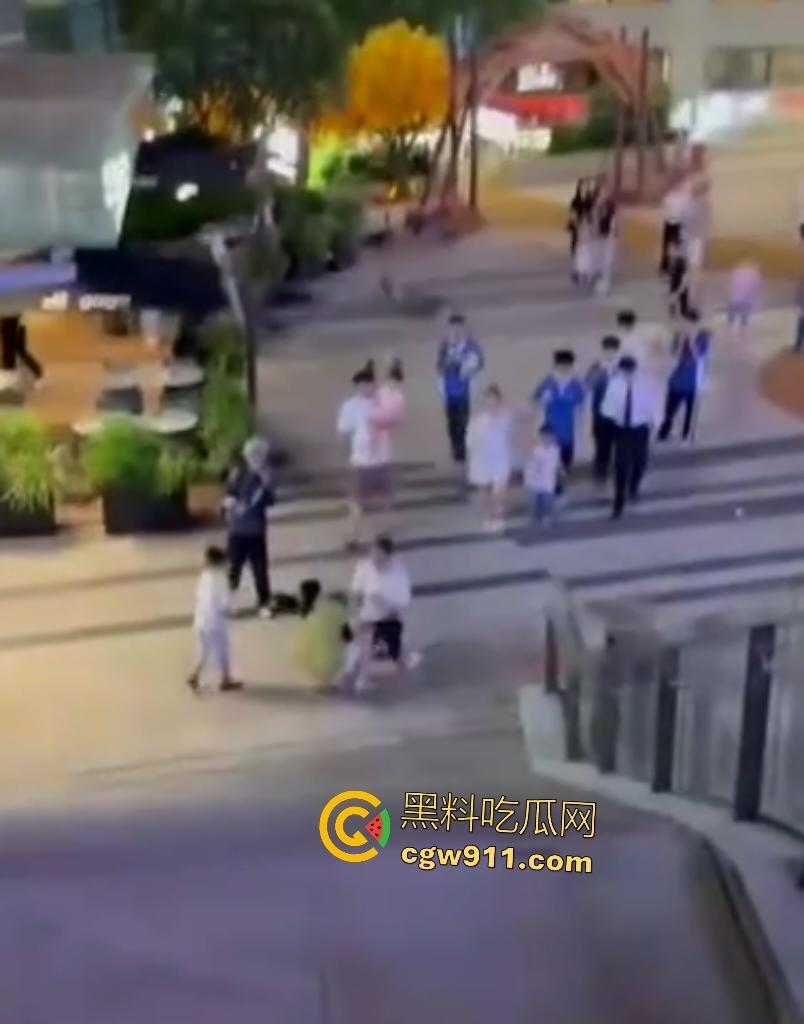 深圳初中生骑自行车,狂飙速降楼梯失控狂撞无辜小孩,头破血流满脸,这回玩大了!-3