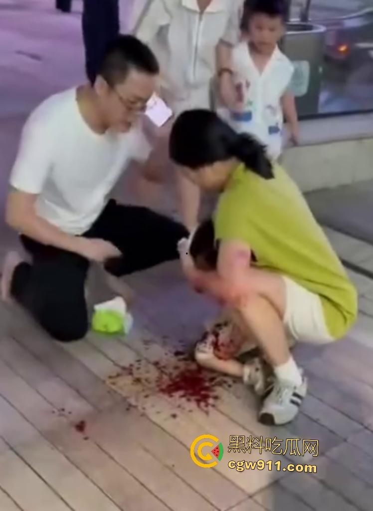 深圳初中生骑自行车,狂飙速降楼梯失控狂撞无辜小孩,头破血流满脸,这回玩大了!-4