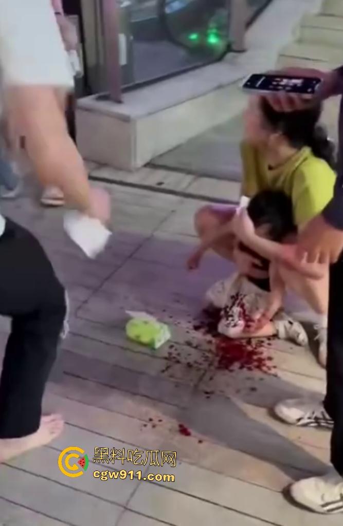 深圳初中生骑自行车,狂飙速降楼梯失控狂撞无辜小孩,头破血流满脸,这回玩大了!-6