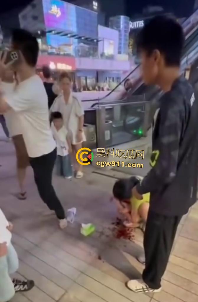 深圳初中生骑自行车,狂飙速降楼梯失控狂撞无辜小孩,头破血流满脸,这回玩大了!-8