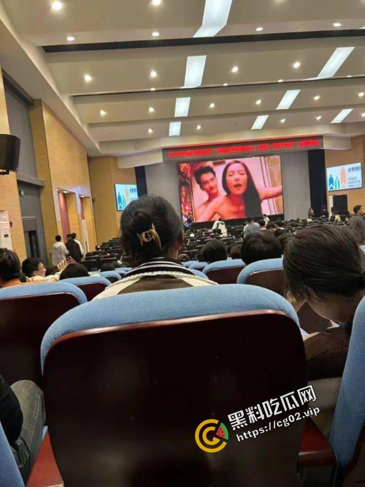 长江大学讲座时播放的不雅视频 完整版来了！韩国经典色情电影《新建文件夹2》小伙子很有品味！（字幕版）-1