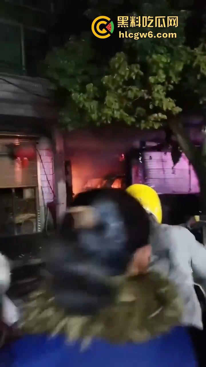 安徽铜陵枞阳横埠快递站突发火灾里面物品全部烧光,老板一夜回到解放前!-2