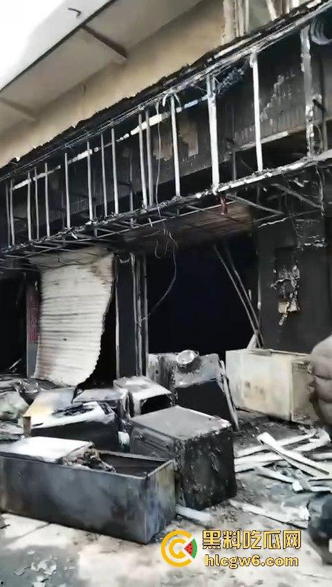 安徽铜陵枞阳横埠快递站突发火灾里面物品全部烧光,老板一夜回到解放前!-4