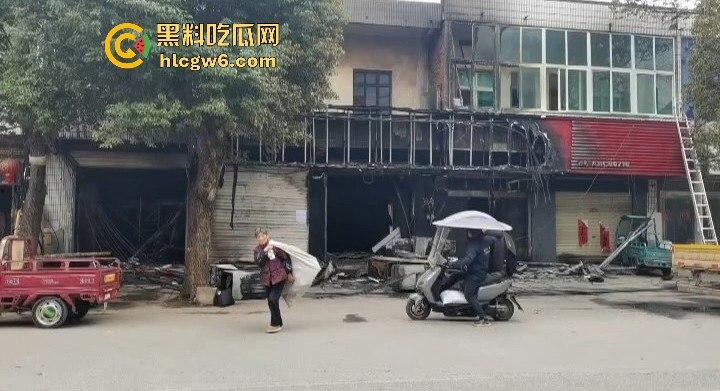 安徽铜陵枞阳横埠快递站突发火灾里面物品全部烧光,老板一夜回到解放前!-9