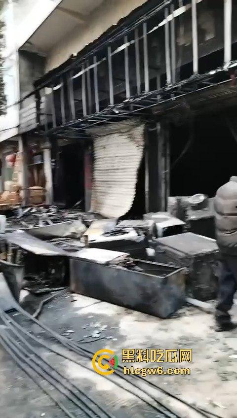 安徽铜陵枞阳横埠快递站突发火灾里面物品全部烧光,老板一夜回到解放前!-11