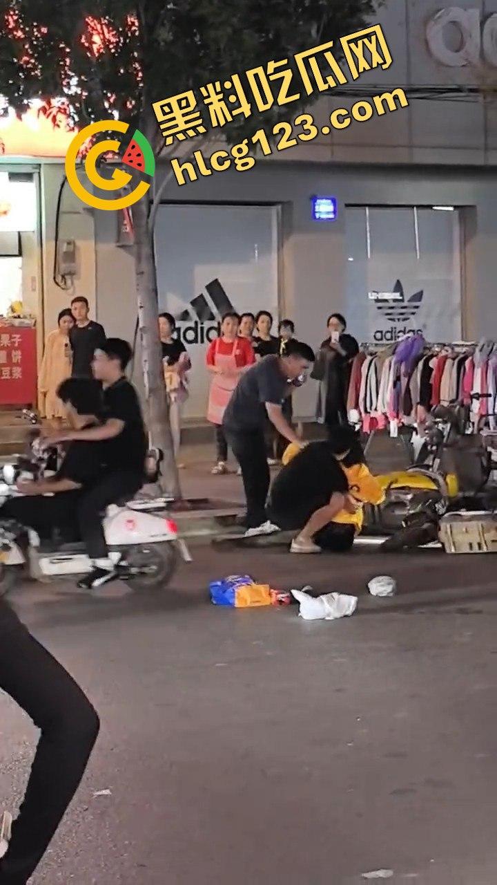 江西某步行街,父亲发现女儿出去鬼混当场跟精神小伙拉扯起来-1