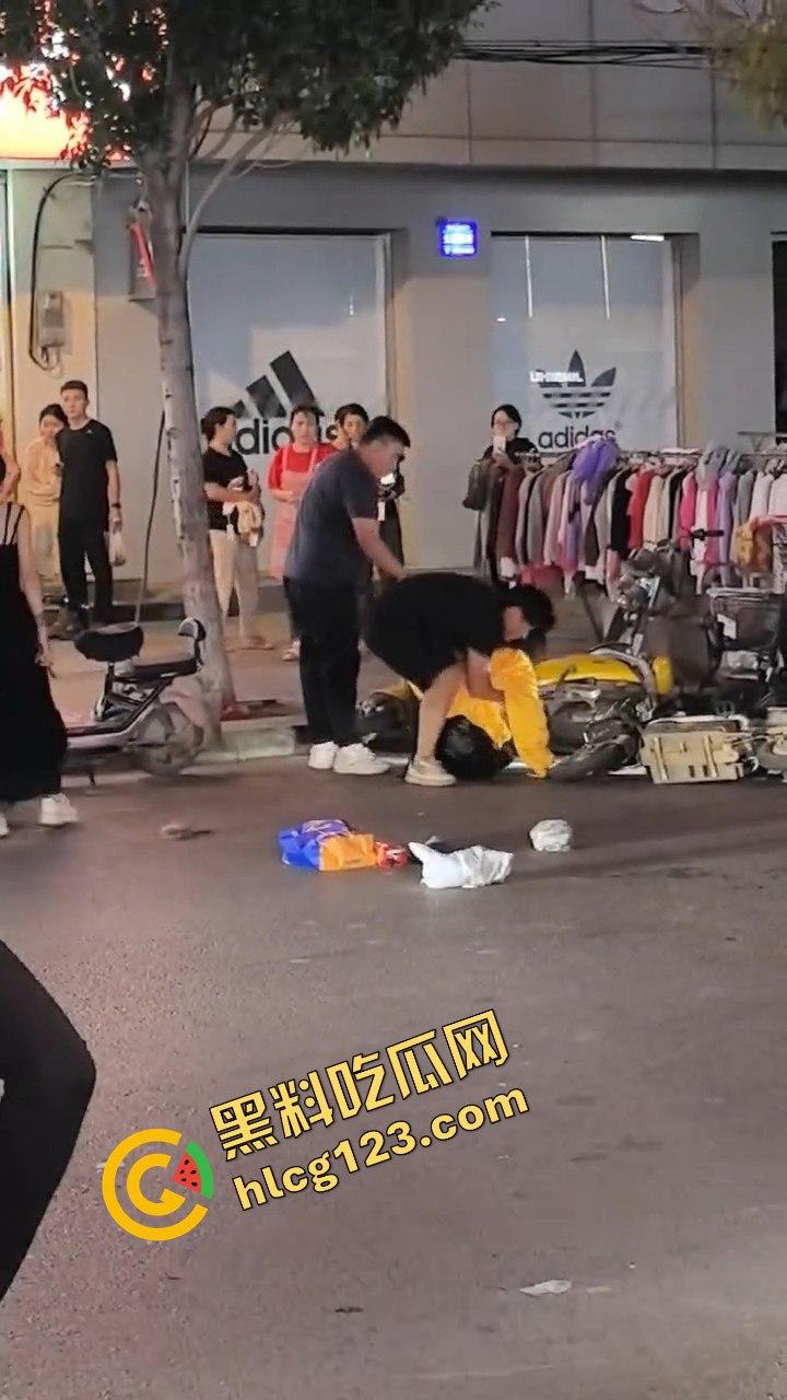 江西某步行街,父亲发现女儿出去鬼混当场跟精神小伙拉扯起来-2