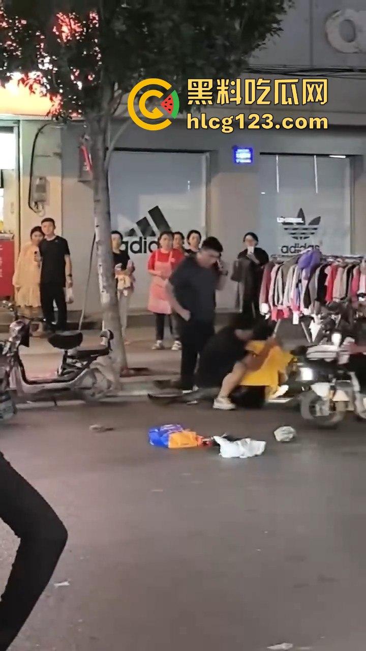 江西某步行街,父亲发现女儿出去鬼混当场跟精神小伙拉扯起来-3