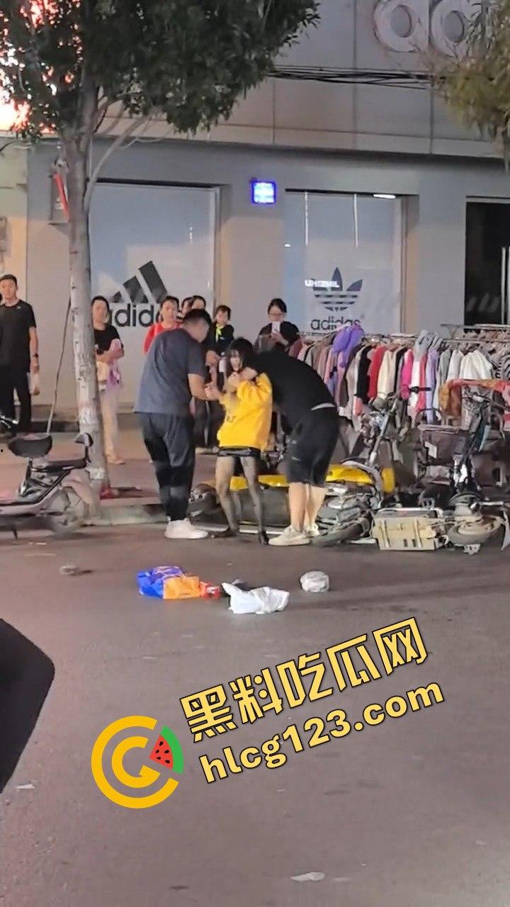 江西某步行街,父亲发现女儿出去鬼混当场跟精神小伙拉扯起来-4