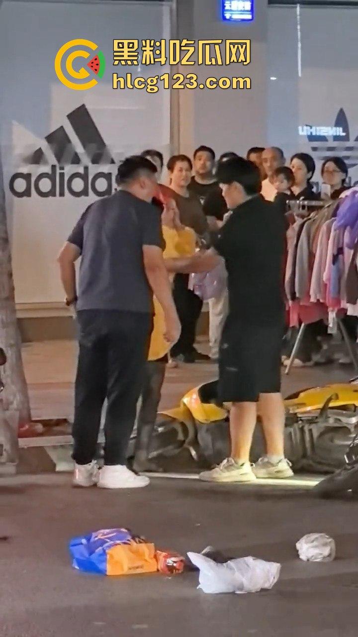 江西某步行街,父亲发现女儿出去鬼混当场跟精神小伙拉扯起来-6