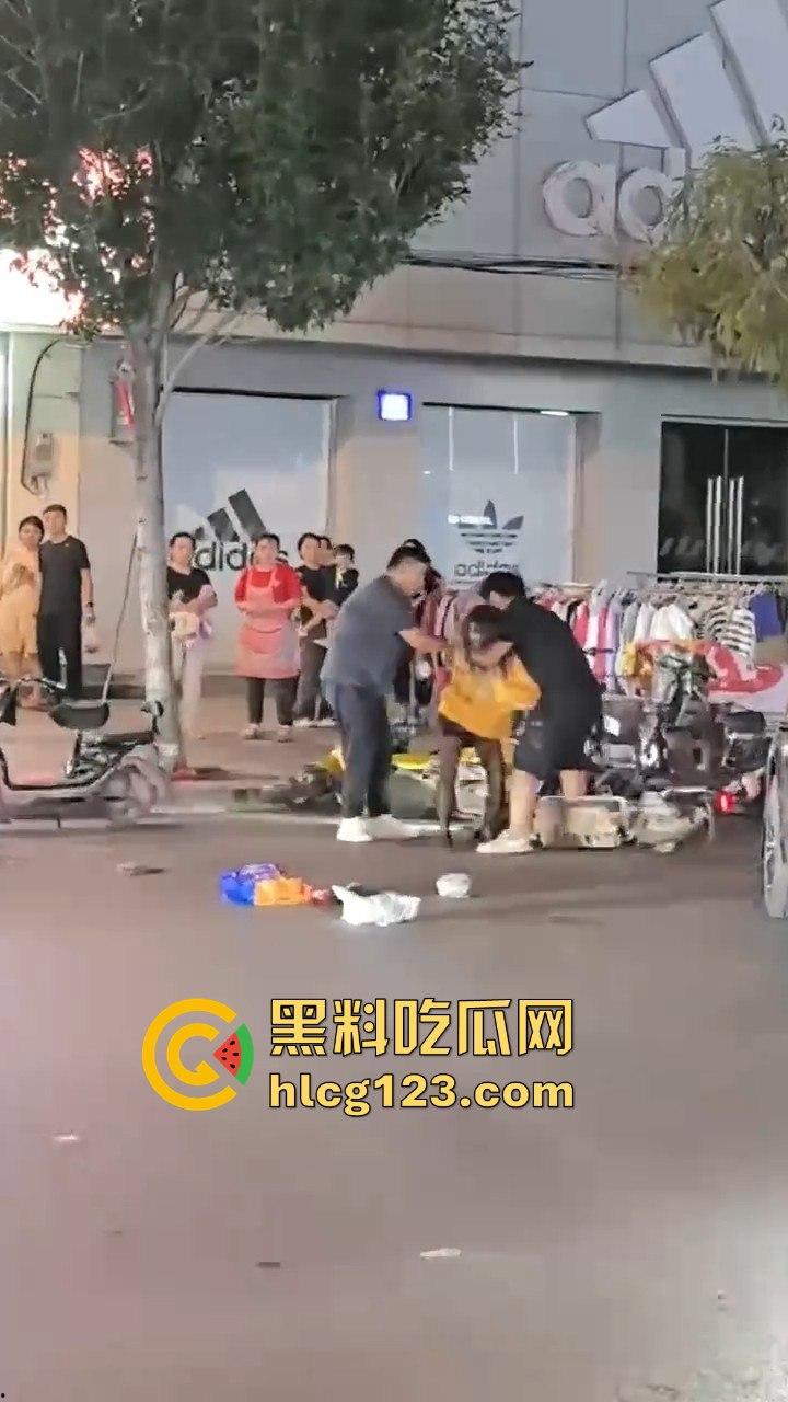 江西某步行街,父亲发现女儿出去鬼混当场跟精神小伙拉扯起来-9