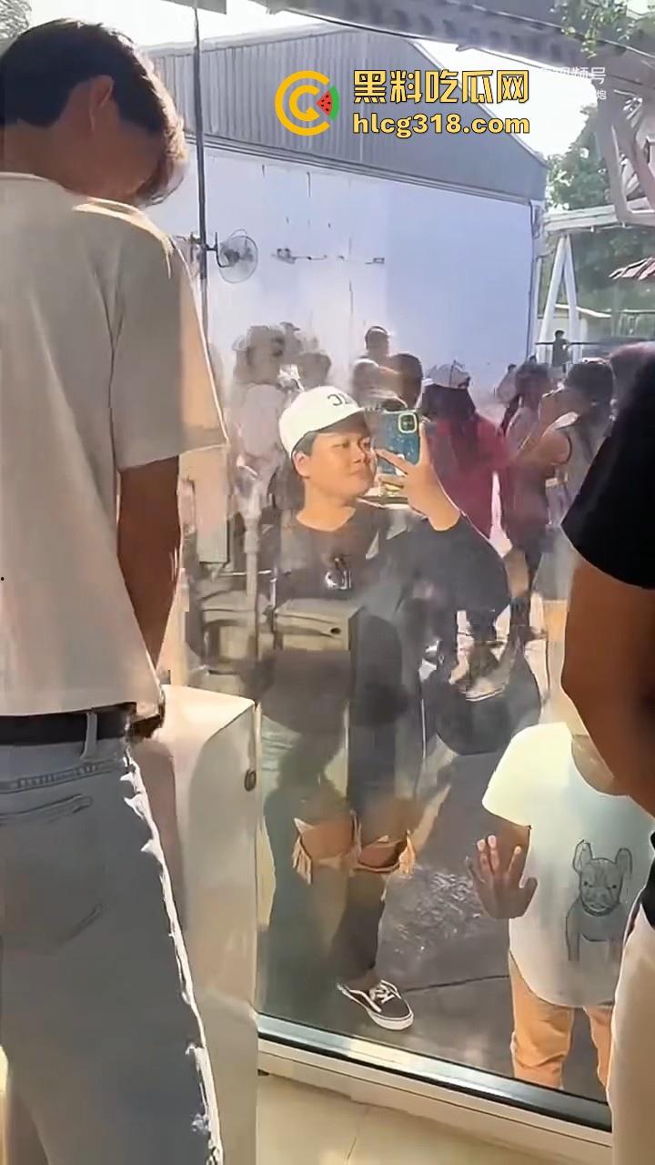 这样的厕所你敢去吗!泰国双向镜玻璃男厕,外面看是普通镜子,里面却是透明玻璃,刺激感爆棚!-1