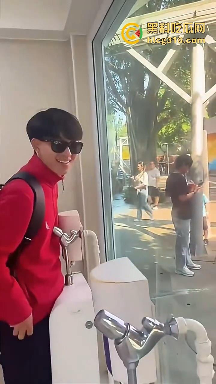 这样的厕所你敢去吗!泰国双向镜玻璃男厕,外面看是普通镜子,里面却是透明玻璃,刺激感爆棚!-4