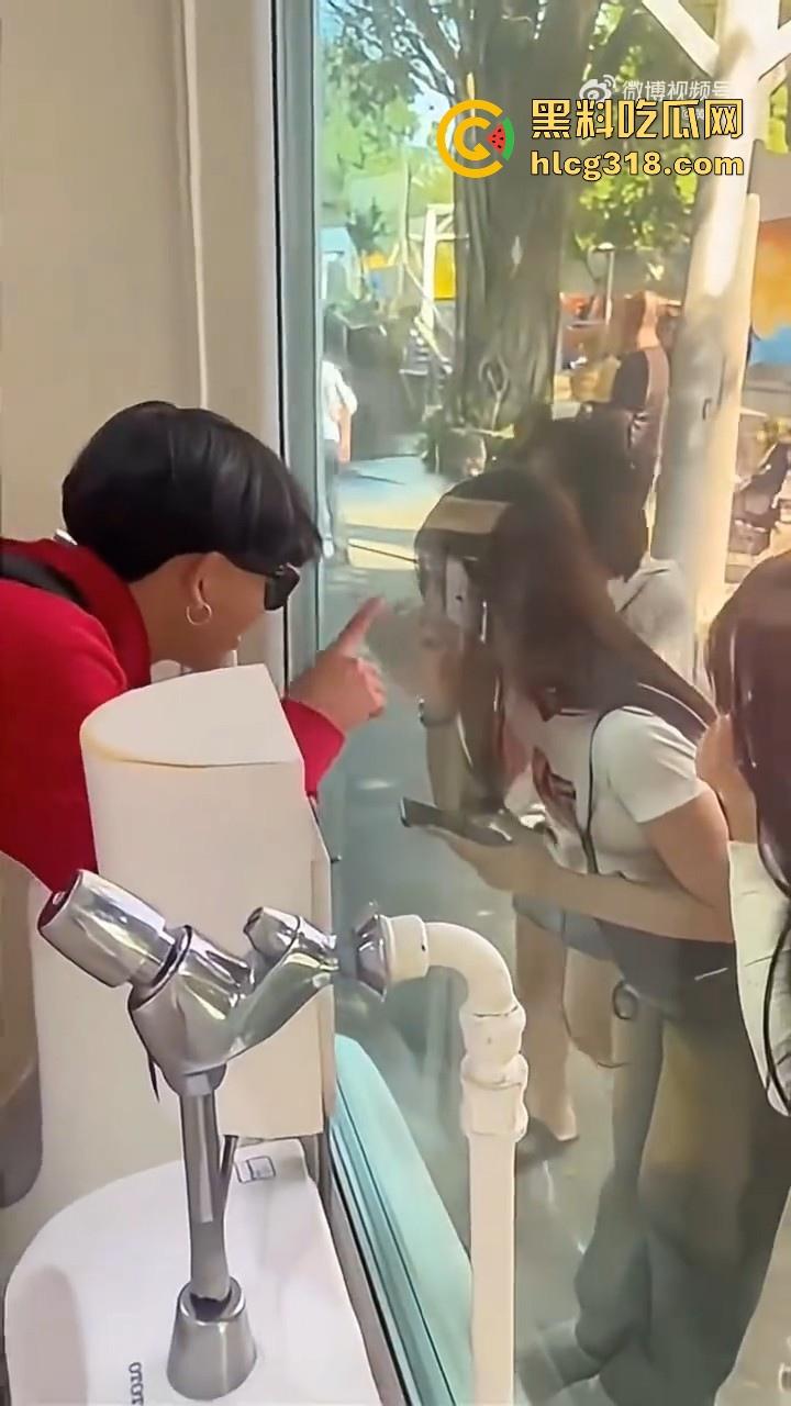 这样的厕所你敢去吗!泰国双向镜玻璃男厕,外面看是普通镜子,里面却是透明玻璃,刺激感爆棚!-5