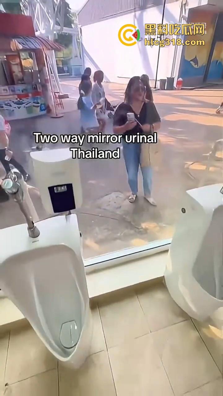 这样的厕所你敢去吗!泰国双向镜玻璃男厕,外面看是普通镜子,里面却是透明玻璃,刺激感爆棚!-7