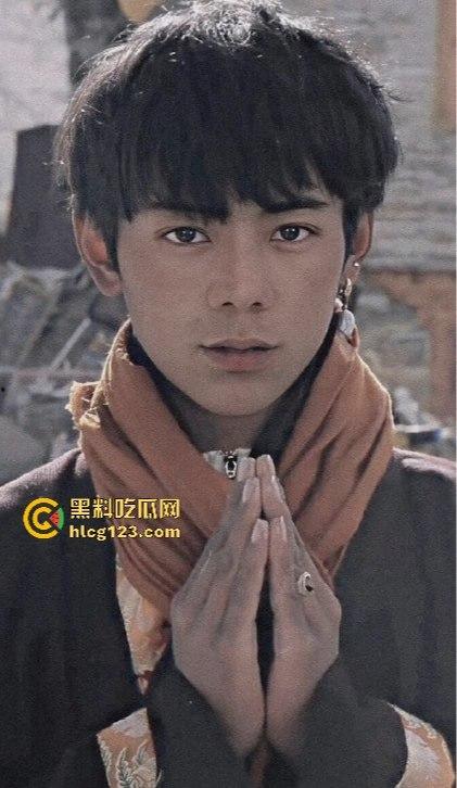 理塘王丁真降临,low逼才抽纸烟,男人该抽电子烟!90周年《What makes me smoke》致纸烟党,草泥马丁真!-1